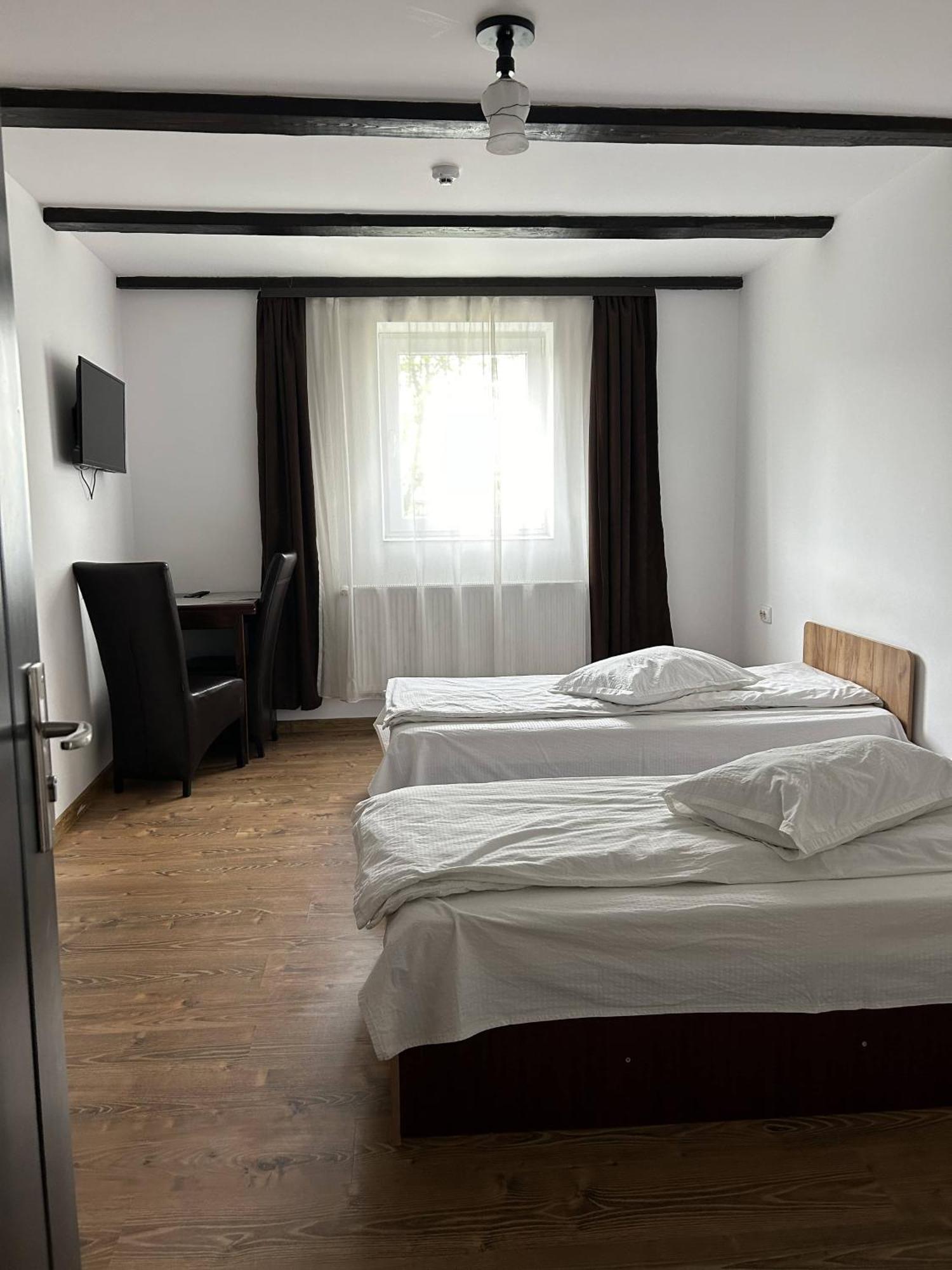 Hotel Intim Radauţi Bagian luar foto